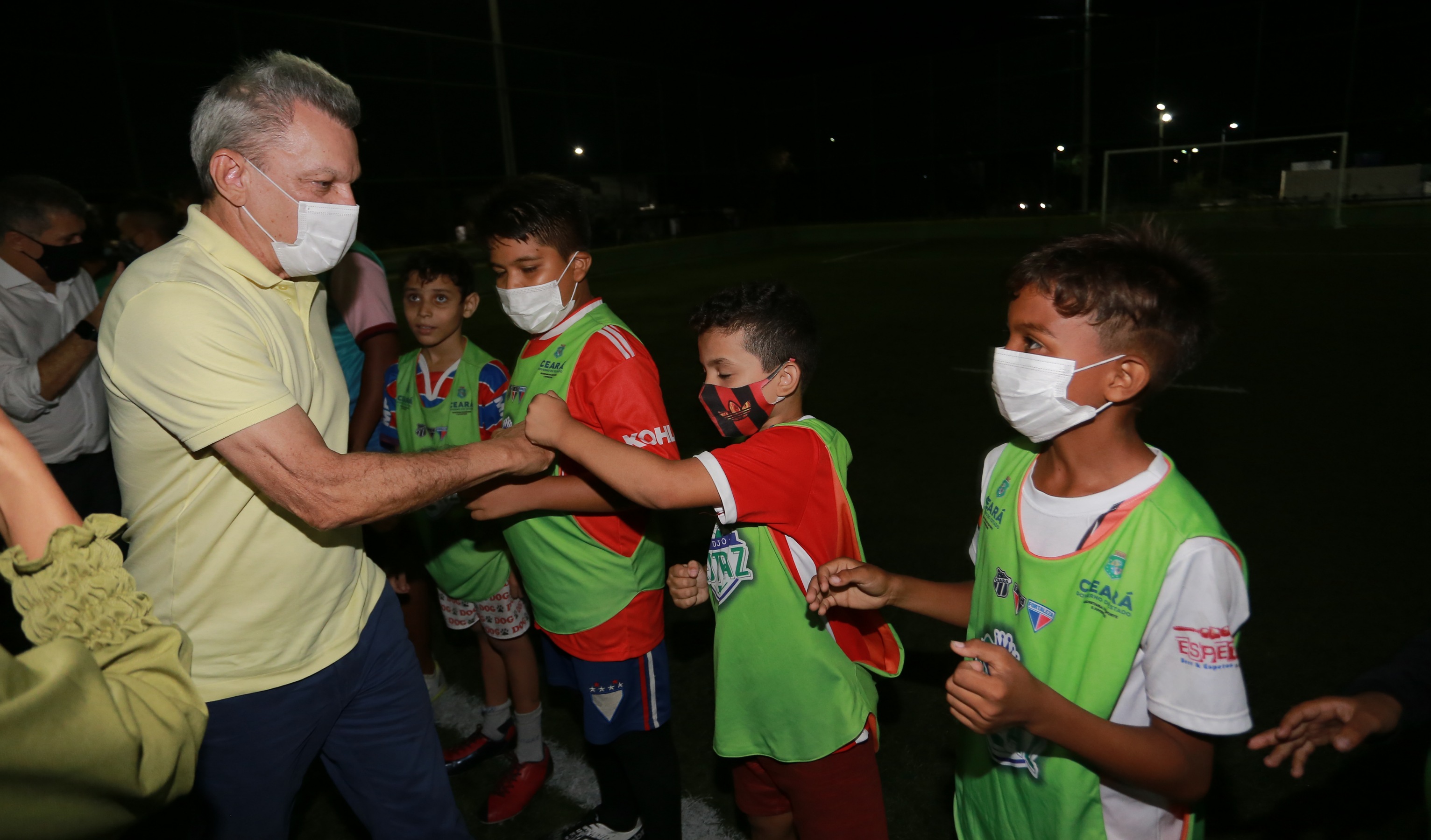 Sarto cumprimenta crianças na Areninha